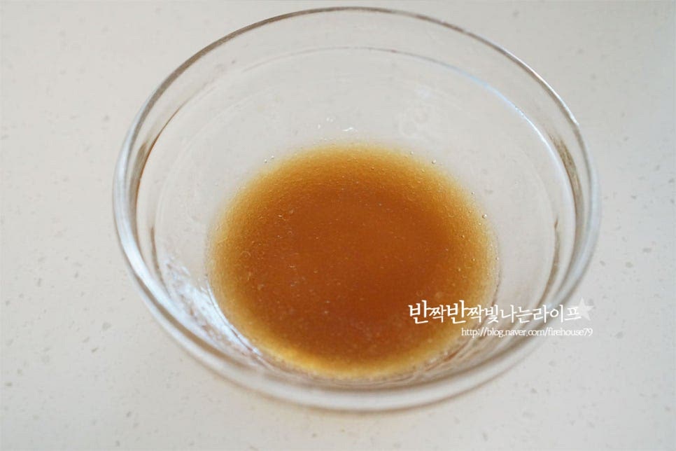 간을 더하고 윤기나게 굽기 위해 간장 2/3 큰 술, 조청 2/3 큰 술, 참기름 2/3 큰 술, 물 1 큰 술을 넣고 잘 섞어줍니다.