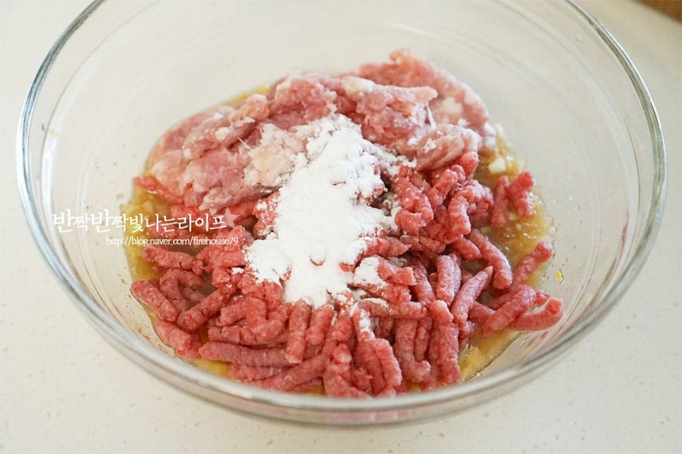 소스에 준비한 재료와 찹쌀가루 1 큰 술을 넣어줍니다. 간이 잘 밸 수 있도록 반죽을 치대어줍니다. 충분하게 반죽을 섞어주면 찰기가 생기고 육즙이 촉촉하게 부드럽게 어울립니다. 반죽에 찰기가 생기면 한입에 먹기좋은 크기로 동글납작하게 모양을 빚어 완성합니다. 저는 먹을 만큼은 바로 구워먹고 나머지는 종이호일에 납작하게 소분하여 냉동 보관해서 구워먹곤 하는데요. 마땅한 반찬이 없을 때 구워서 먹기 좋으니 넉넉하게 만들어도 좋습니다.