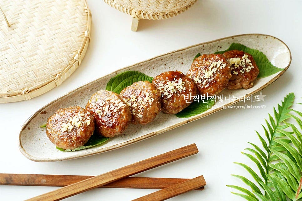 남겨둔 잣가루를 올려서 맛있게 완성했습니다. 바로 구워서 먹어보면 단짠의 윤기나는 겉면 사이로 촉촉한 육즙이 고소하게 맛있어서 아이들 반찬으로 만들기 딱입니다. 재료를 준비해서 반죽 만들어 구워 완성하는 레시피이니 간단하게 집에서 만들면 수제라 더 맛있고 푸짐하답니다. 떡갈비 만들기 과정을 참고하여 맛있는 요리를 즐겨보세요. 끄읕 !