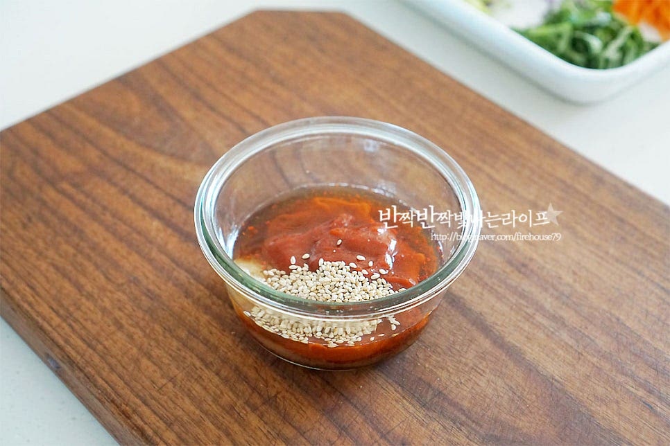 쫄면 양념장 만들어 줍니다. 매콤하면서도 새콤달콤하게 입맛 돋운답니다. 고추장 3 큰 술, 고춧가루 1 큰 술 간장 1/2 큰 술, 황설탕 2 큰 술 매실액 1 큰 술, 꿀 1 작은 술 식초 3~4 큰 술, 다진 마늘 1 작은 술 통깨 약간 넣어줍니다. 간을 보고 식초와 설탕은 조절하여 주세요. 새콤한 걸 좋아한다면 식초를 더 넣어주시고요. 바로 먹는 것보다 하루 정도 숙성해 주면 맛이 더 깊은데요. 미리 넉넉하게 만들어 냉장고에 넣어두고 바로 만들어 드시는 것도 좋은 방법입니다. 매실액 대신 사과즙을 넣어도 과일의 단맛이 감칠맛을 더해준답니다.