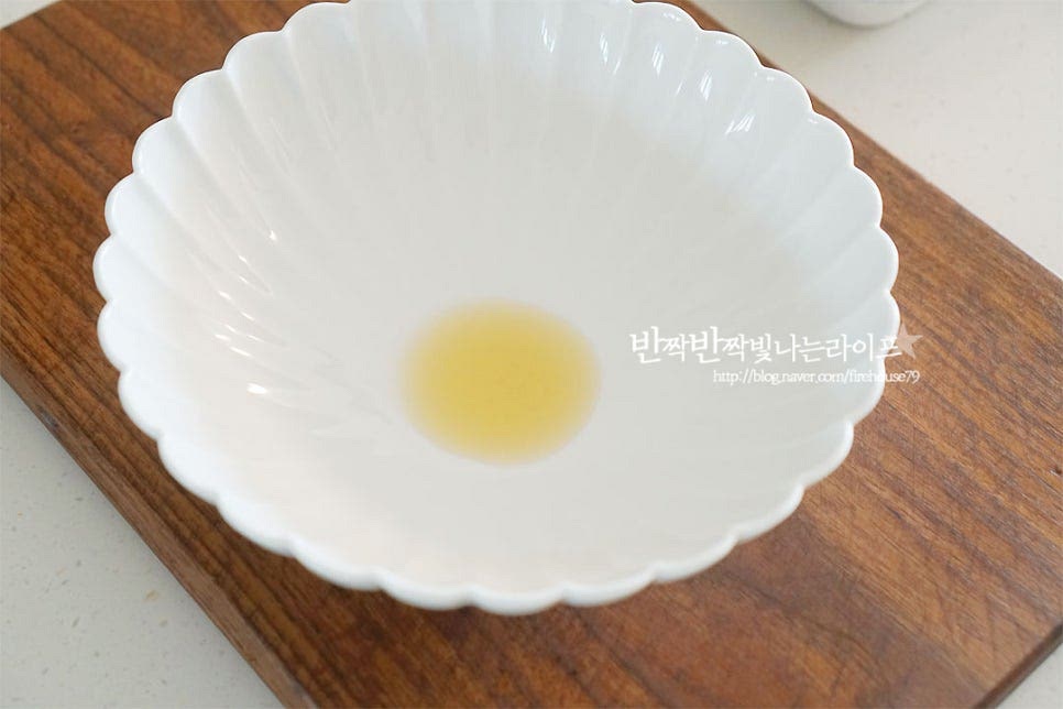 그릇에 참기름 1/2 큰 술을 넣어줍니다. 양념에 같이 넣지 않고 그릇에 담을 때 이렇게 넣어주면 고소한 풍미도 훨씬 깊고 면이 굳지 않아 비벼 먹기도 좋아요. 삶은 면도같이 올려줍니다. 가장자리로 썰어둔 채소를 올려줍니다. 소스와 함께 삶은 계란을 올려 먹음직스럽게 담아줍니다. 면을 미리 비벼서 그릇에 담아주셔도 좋아요. 영상도 같이 담았어요. 매콤 새콤달콤함이 한 그릇에 가득~ 쫄깃쫄깃 아삭아삭 식감이 입안 가득 다채로움을 전해주어요. 이 맛에 자꾸만 먹게 된답니다. 언제 먹어도 맛있는 맛 더운 여름 생각나는 쫄면 만들기 맛있게 만들어 드세요^^ 끄읕 !