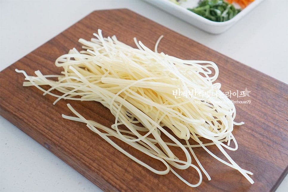 면은 삶기 전에 가닥가닥 떼어줍니다. 쫄면 삶는시간은 2분 30초~3분 30초입니다. 종류에 따라 봉지에 적힌 시간을 참고하여 시간을 가감해 주세요. 어떻게 삶느냐에 따라 더 쫄깃 탱탱하게 맛보실 수 있어요. 먼저 재료가 잠길 정도로 물을 붓고 바글바글 끓어오르면 면을 넣어줍니다. 전분이 들어간 특성상 냄비 바닥면에 잘 눌어붙으므로 젓가락을 저어가며 삶아줍니다. 국수면과 달리 조금만 방심해도 금세 눌어붙어요~ 파르르 끓어오르면 찬물을 조금 넣어요. 그럼 더 탱글 해진답니다. 잘 익으면 찬물에 흔들어 씻어 겉면의 전분기를 완전히 씻어내어 줍니다. 잘 씻어주어야 면이 서로 들러붙지 않고 탱탱해요.