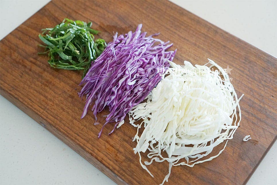 곁들이는 채소를 먹기 좋게 채 썰어줍니다. 깻잎은 꼭지를 제거하고 얇게 채를 썰어주고, 양배추도 식감 있게 채를 썰어줍니다. 오이와 당근은 얇게 어슷 썰어준 뒤 곱게 채를 썰어줍니다. 그 외 상추나 사과, 배 등을 같이 넣어도 조화롭게 어울린답니다. 물 2컵 정도 붓고 바글바글 끓으면 콩나물을 넣고 1분 정도 데쳐줍니다. 아삭아삭한 식감을 위해 비린내가 나지 않게 뚜껑을 열고 식감을 살려 데쳐줍니다. 차가운 얼음 물에 담가 식혀 식감을 살려준 뒤 먹기 좋게 체에 밭쳐 물기를 털어줍니다. 빠질 수 없는 계란도 같이 삶아줍니다.