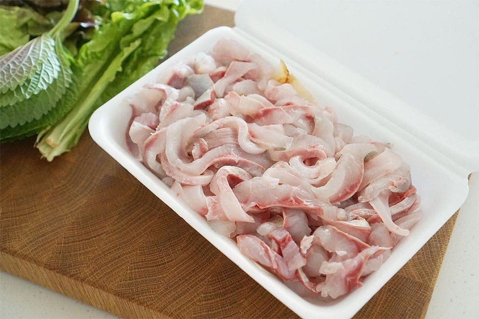 회덮밥에 들어가는 생선회는 포장하여 먹고 애매하게 남은 회로 요리했어요. 신선한 회 또는 해산물을 준비해 주세요. 오늘은 한창 제철이라 맛이 좋은 밀치회로 요리했는데 참치나 연어, 광어 등도 좋습니다. 특유의 아삭하고 고소한 식감이 신선한 야채와 초고추장의 감칠맛과 잘 어울려요. 상추와 깻잎은 흐르는 물에 씻은 뒤 물기를 꼼꼼하게 털어줍니다. 그리고 꼭지 부분을 잘라낸 뒤 한입에 먹기 좋도록 채를 썰어줍니다. 길이에 따라 반으로 자른 뒤 썰어주셔도 좋아요. 상추는 두 가지 종류를 준비해 아삭아삭하게 잘랐는데 식감이 좋은 양배추나 양상추와 같은 채소도 좋아요. 오이와 당근은 곱게 채썰어줍니다. 다채로운 재료를 넣고 만들면 맛과 식감이 풍성해지는데 냉장고 사정 또는 입맛에 따라 좋아하는 것들을 곁들이면 좋답니다. 달콤하고 시원한 배도 곱게 체를 썰어주었습니다. 배나 무를 넣어주면 달큰하게 수분감 있는 맛이 잘 어울려요.