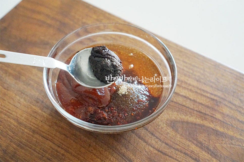 백종원 떡볶이 소스는 춘장이 들어가는 게 포인트인데요. 즉석으로 만들어 먹는 소스는 춘장이 들어가더라고요~ 춘장이 없다면 짜장가루 넣으셔도 좋아요. 약간의 감칠맛과 함께 색을 더 진하게 해주는 역할을 한답니다. 집밥 백선생에 나오는 레시피로 만들면 양념 양이 정말 넉넉해요. 저는 반으로 줄여서 만들었는데도 약간 남았답니다. 위에 적힌 양념양을 반으로 줄여 고추장 1/3컵, 고춧가루 1/2컵 진간장 1/4컵, 황설탕 1/3컵 춘장 1/2 큰 술 넣어주었어요. 설탕은 기본적으로 단맛이 강해 조금 더 줄여주고 물엿을 더해 파는 맛을 내어주었어요. 설탕+물엿 양은 간을 보고 가감하여 주시는 게 좋을 것 같아요~ 재료를 잘 섞어줍니다. 앞서 말한 대로 간은 입맛에 맞게 어느 정도 조절하시는 것도 좋을 것 같아요.