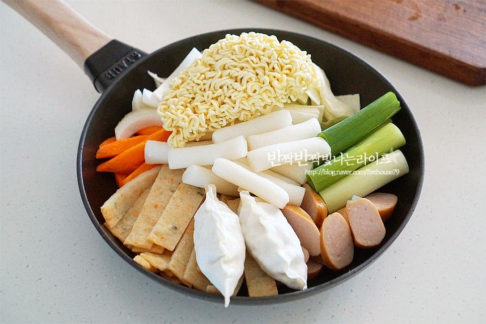 넓은 팬에 재료를 푸짐하게 담아줍니다. 종류별로 담아내면 밖에서 먹는 기분이 든답니다. 소스는 넉넉하게 3국자 정도 넣어주는데 간에 따라 조절해 주세요. 재료가 자작하게 잠길 정도로 물을 부어줍니다. 재료의 양이나 팬의 크기에 따라 물을 조절하여 익혀주시면 됩니다. 먹음직스럽게 담아 그대로 식탁 위에 올려 보글보글 끓여 드시면 되는데요. 바로 먹으면서 재료를 조절하여 먹는 맛이 있어요. 저는 아이랑 같이 식사를 한다고 버너는 생략하고 인덕션에서 한번 바글바글 끓여 먹었어요. 끓이면서 재료를 건져먹다가 마지막에 사리를 추가하거나 볶음밥 만들어 먹는 코스가 별미죠~ 양념을 잘 풀어 익혀드시면 됩니다. 재료에서 나오는 맛이 떡볶이 황금레시피 소스와 어우러져 추억이 떠오르는 맛이 되었어요. 떡과 어묵 이외에 토핑 재료를 건져먹는 맛이 좋아요~ 영상도 같이 담았어요. 백종원 즉석떡볶이 레시피 집에서 푸짐하고 맛있게 즐겨보세요^^ 끄읕 !