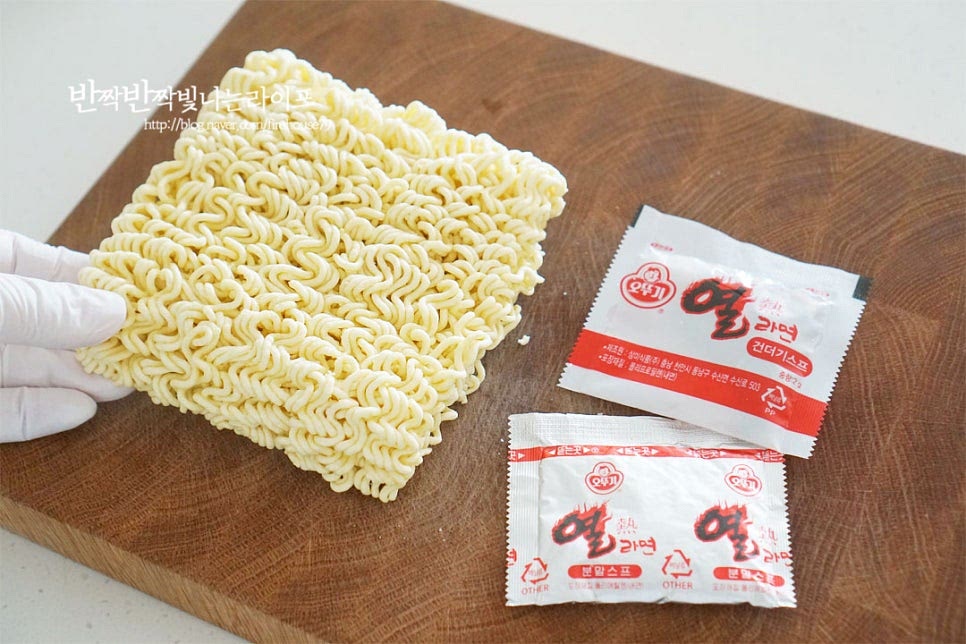 열라면 1봉지 준비한 뒤 면과 스프 2종을 꺼냅니다. 1개를 다 넣고 만들어도 좋고 면과 스프를 2/3 정도만 넣어도 좋습니다.