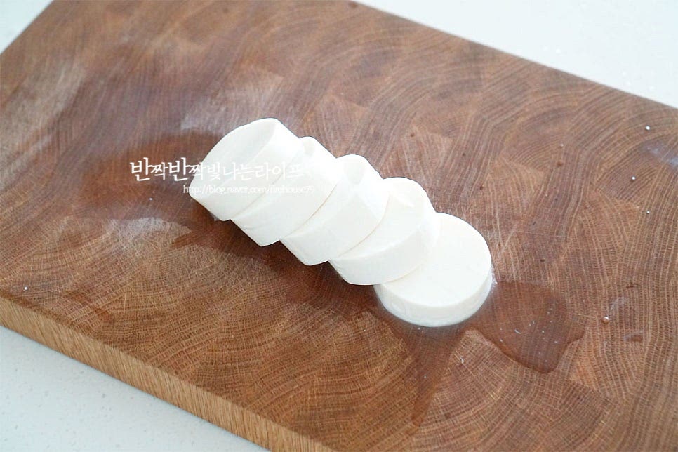 순두부는 바로 잘라서 넣어도 좋고 미리 숭덩숭덩 큼직하게 썰어두셔도 좋아요. 저는 요리하기 편하게 미리 뜯어서 준비해두었습니다.