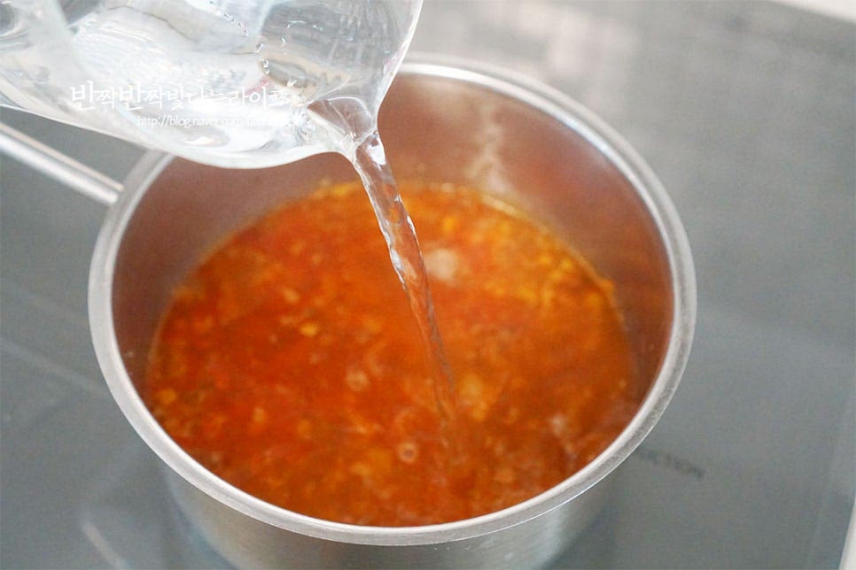 물 400~500ml 정도 부어줍니다. 순두부에서도 수분이 나와 평소 라면을 끓이는 물의 정량보다 양을 적게 잡아주는데요. 조금 간간하게 간을 해서 순두부를 넣어보고 물을 추가해 주면 됩니다. 물이 끓어오르면 면과 건더기스프를 넣고 끓입니다. 센 불에서 꼬들꼬들하게 끓입니다. 익힘 정도는 입맛에 따라 조금 다를 수 있으니 봉지에 적힌 4분을 기준으로 꼬들하게 또는 퍼지게 끓여주세요. 면이 풀어지고 2~3분 정도 끓이다가 순두부, 대파 모두 넣어주었습니다. 그리고 1분 정도 간이 밸 수 있도록 시간을 맞추어 함께 끓여주세요. 취향껏 계란이나 청양고추 넣으면 고소하고 매콤하게 드실 수 있습니다.