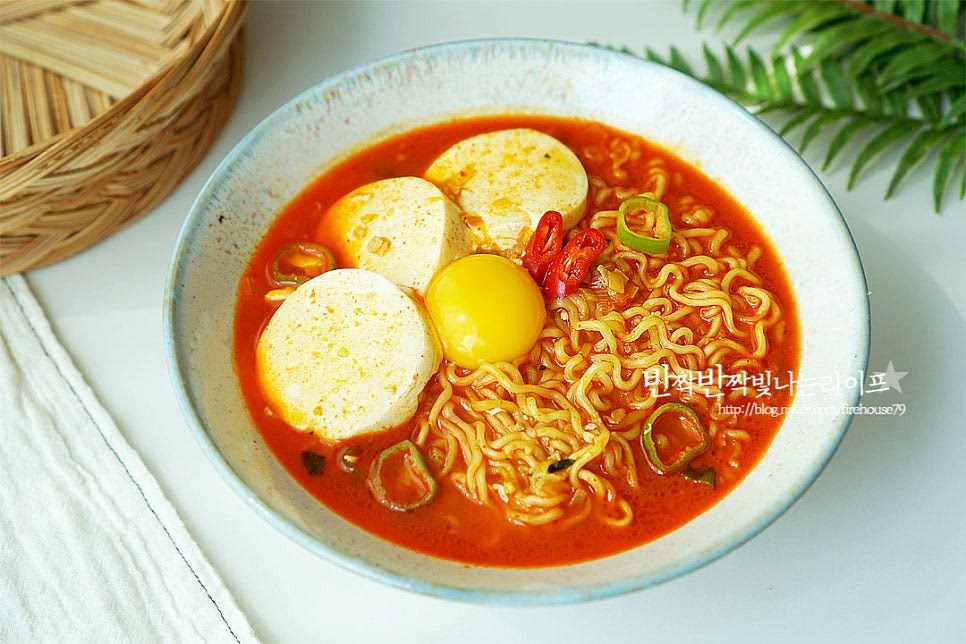 순두부가 부서지지 않게 그릇에 모두 푸짐하게 담은 뒤 후추 약간 뿌려 마무리 완성합니다. 순두부가 들어가면 양이 넉넉해서 2/3봉지 정도만 넣고 끓여도 1인분 넉넉하게 맛볼 수 있습니다. 한 번씩 먹으면 매콤한 라면의 감칠맛이 입맛을 당기는데요. 순두부를 넣고 맛있게 끓이는법 팁을 더하면 고소한 고추기름으로 만들어진 국물이 맛있어 밥 말아먹어도 좋고요. 마치 순두부찌개 먹는 것 같이 라면을 즐길 수 있어요. 간단한 라면요리로 맛있게 만들어드세요. 끄읕 !