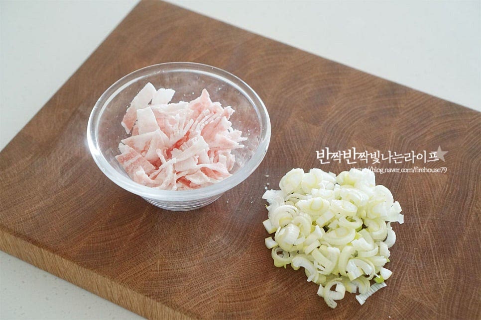 고소하게 감칠맛을 내어줄 대패삼겹살로 고추기름을 만들었어요. 냉동실에 소분해둔 것이 있다면 두세 조각 꺼내어 잘게 썰어 넣어보세요. 보다 깊은 맛을 낼 수 있어요. 없으면 생략도 가능하며 조개나 새우와 같은 해산물을 추가해도 좋아요. 향신 채소로 대파를 잘게 썰어주었습니다.