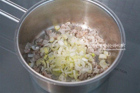 냄비에 대패삼겹살을 먼저 볶아 고소한 기름을 촉촉하게 낸 뒤 대파, 간마늘 1 작은 술 넣고 함께 볶아줍니다. 기름이 적거나 고기로 만들지 않을 때는 식용유를 1~2 큰 술 넣어주면 됩니다. 재료를 볶은 뒤 물을 붓고 끓이면 마치 순두부찌개 같은 맛을 낼 수 있어요. 기름이 적당하게 나오고 대파가 나른하게 볶아지면 고춧가루 2/3 큰 술, 열라면 스프 2/3~1 봉지를 넣어줍니다. 간에 따라 스프 양은 조절해주셔도 좋습니다. 날가루 없이 재료들과 어우러져 고추기름 양념을 볶아주세요.