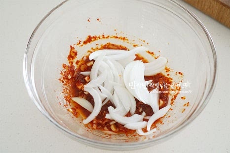 양파를 먼저 넣고 가볍게 섞어줍니다. 상추를 넣고 골고루 어우러지도록 버무려줍니다. 부드러운 잎채소로 찢어지거나 숨이 죽기 쉬워 스푼 2개를 양손에 쥐고 가볍게 버무려 섞어주었습니다. 손으로 무칠 때도 아래서 위로 살짝 어우러지도록 해주세요. 통깨를 뿌려 마무리해요.