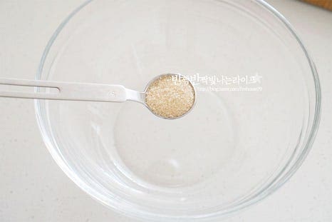 겉절이 무침은 새콤달콤 짭조름한 감칠맛을 더해 간을 하는데요. 고춧가루 1 큰 술, 양조/진간장 1 큰 술 액젓 1/2 큰 술, 황설탕 1 작은 술 매실액 1/2 큰 술, 식초 1/2 큰 술 간 마늘 1/2 작은 술, 참기름 1 큰 술 넣어줍니다. 다진 파도 함께 넣어줍니다. 양념 소스가 어우러지도록 섞어줍니다. 간에 따라 신맛과 단맛은 설탕과 식초로 조절해 주세요.