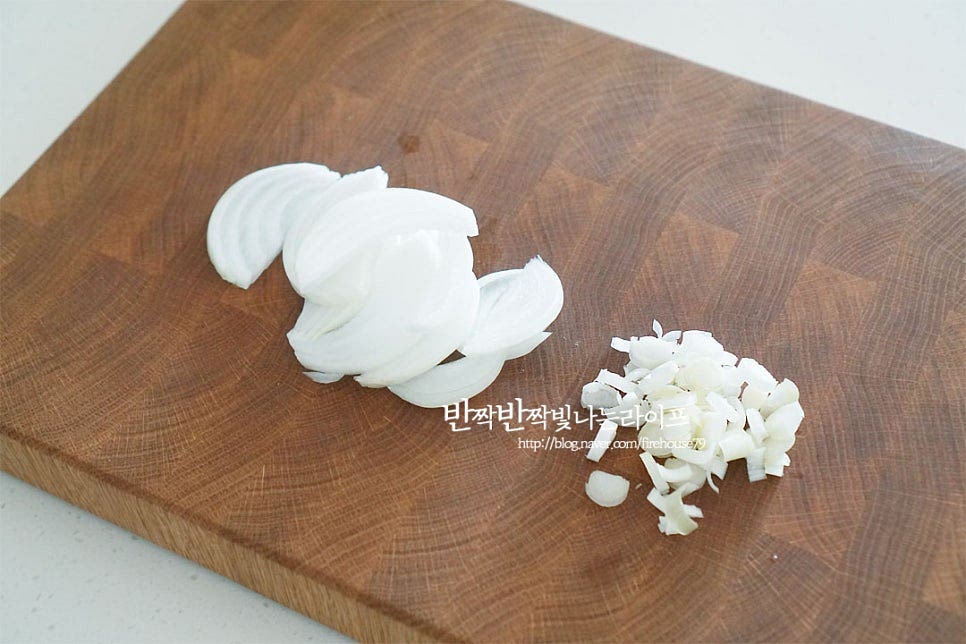 달큰하고 아삭한 양파가 보드라운 상추의 식감과 잘 어울립니다. 양파는 곱게 채를 썰어주고 대파는 잘게 다져 썰어줍니다.