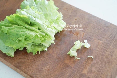 끝부분을 정돈하여 잘라낸 뒤 한입에 집어먹기 좋도록 썰어줍니다. 칼로 썰어주셔도 좋고 저와 같이 러프하게 손으로 찢어주셔도 좋습니다.