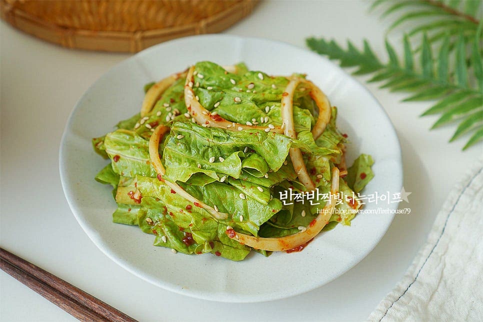 겉절이는 절이는 과정 없이 양념에 바로 버무려 먹어야 제맛이죠. 부드러운 상추는 미리 양념을 만들어두고 먹기 직전에 무침 하면 맛있게 완성입니다. 영상도 같이 담았어요. 먹기 좋게 자른 뒤 양념에 버무려 완성하는 간단한 레시피로 고기를 먹을 때 잘 어울리는 맛이에요. 매콤 짭조름한 감칠맛 사이로 새콤달콤한 맛이 어우러진 상추겉절이 레시피로 부드럽고 아삭함을 맛있게 요리해드세요. 끄읕 !