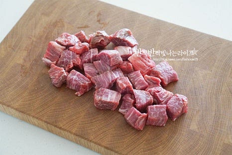 부드럽고 담백한 안심을 준비했어요. 좋아하는 부위로 대체 가능하며 한입에 먹기 좋도록 깍둑썰기하여 핏물을 가볍게 제거해 줍니다. 익으면서 수축되기 때문에 약간 큼직한 큐브 모양으로 잘라주셔도 좋아요. 소금, 후추 약간과 올리브오일 1 큰 술을 넣고 밑간해요. 밑간해준 뒤 밀가루 1 큰 술을 넣어줍니다. 맛소금을 넣어주셔도 좋으며 올리브오일은 추가로 더해주었습니다. 간이 스며들도록 밑작업해준 뒤 밀가루를 골고루 뿌려 손으로 버무려주는데요. 소고기의 육즙이 새지 않도록 해주며 농도를 조절해 준답니다.