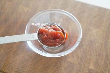 찹스테이크 만들기에서 포인트는 소스의 맛으로 재료의 풍미를 더해주는 것이죠. 먹기 좋게 잘라 볶아주는 과정에서 맛과 향을 살려준답니다. 토마토케첩 3 큰 술, 우스터소스 2 큰 술 식초 1 큰 술, 황설탕 1½ 큰 술 시판용 소스 2 큰 술, 후추 약간 넣어줍니다. 시판용은 생략 가능하며 굴소스 또는 케첩을 추가로 첨가해 주셔도 됩니다. 간에 따라 신맛과 단맛 밸런스를 맞추어 감칠맛을 내어주면 된답니다. 양념재료가 잘 어우러지도록 섞어둡니다. 미리 준비해두면 요리할 때 보다 편해요.