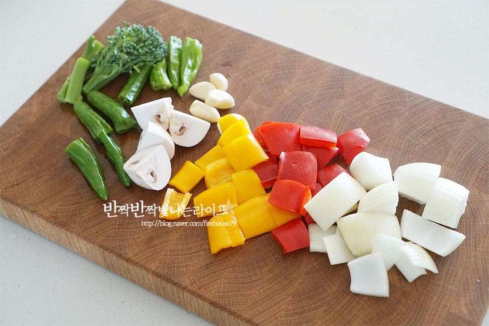 들어가는 채소는 다채롭게 넣어주면 되는데요. 파프리카는 꼭지와 심지를 제거한 뒤 안심보다 작거나 비슷한 크기로 잘라주고, 마늘은 크기에 따라 2등분 해줍니다. 양송이버섯은 열십자로 썰어 4등분 하고, 양파는 깍둑썰기해주어요. 백종원 레시피에 들어가는 당근은 생략하고 브로콜리와 꽈리고추를 먹기 좋게 잘라 넣었어요. 아스파라거스, 피망, 새송이버섯 등 여러 가지를 풍성하게 넣어도 좋아요.