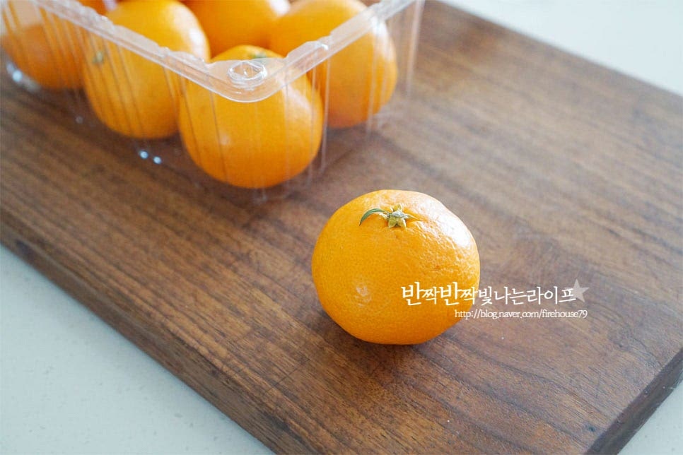 품종에 따라 단맛과 신맛이 차이가 나는데요. 가끔 싱겁거나 단맛이 덜한 귤을 구매할 때도 있는데 그럴 때 잼으로 요리하여 드시면 좋아요. 베이킹소다로 문질러 세척하여 물기를 완전히 제거하여 준 뒤 껍질을 벗겨줍니다. 물기가 들어가지 않도록 씻은 뒤 물은 꼼꼼하게 닦아주세요. 과육은 부드럽지만 속껍질이 식감이 있는 편이라 하얀 부분을 깔끔하게 제거하여 그대로 알갱이가 씹히도록 만드셔도 좋고, 부드럽게 갈아 만들어주셔도 좋아요. 저는 후자의 방법으로 과육을 갈아 만들어주었습니다. 블렌딩하기 좋도록 크기에 따라 2~4등분 하여 줍니다. 가운데 하얀 부분은 다듬어 주었어요. 새콤한 향을 맡기만 해도 입속으로 하나씩 집어먹고 싶어져요^^