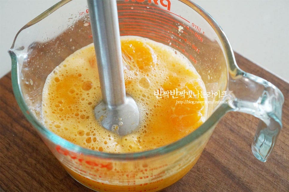 손질한 과육을 곱게 갈아줍니다. 아이가 먹을 것이라 완전히 갈아주었는데 씹히는 맛을 살리고 싶다면 70~80% 정도만 갈아주셔도 좋아요. 블랜더로 갈아주면 거품이 생기는데요. 이 부분은 걷어내고 즙만 요리에 넣어줍니다.