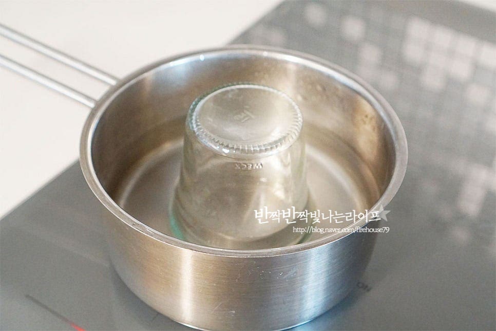 보관할 밀폐 유리병은 열탕 소독하여 준 뒤 물기를 완전히 건조해 줍니다. 뜨거운 상태로 바로 유리병에 담아 실온에서 완전히 식혀주고 냉장 보관하여 주시면 됩니다. 영상도 같이 담았어요. 새콤달콤한 향과 맛이 보기만 해도 먹음직스러워 보여요. 식빵에 발라 드셔도 좋지만 상큼한 맛이 요거트와의 조합이 좋아 같이 먹음 맛이 정말 잘 어울려요. 귤잼만들기 맛있게 만들어 드세요^^ 끄읕 !