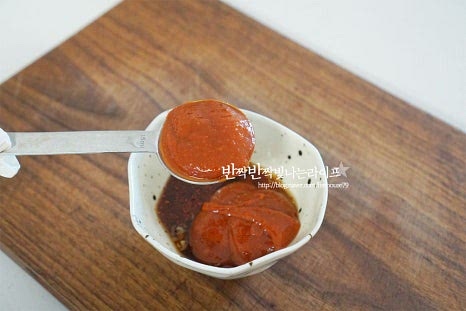 곤약 비빔면 양념장을 만들어요. 매운맛과 동시에 새콤달콤한 빨간 소스인데요. 고추장 3 큰 술, 고춧가루 2/3 큰 술 진간장 1/2 큰 술, 황설탕 2 큰 술 꿀 2/3 큰 술, 사과식초 3~4 큰 술 간 마늘 1/2 큰 술, 매실액 1 큰 술 통깨 1 작은 술 넣어줍니다. 고추장이 베이스인 소스로 새콤달콤한 정도는 장맛에 따라 설탕과 식초를 가감하여 맞추어 주세요. 참기름을 같이 넣고 섞지 않고 마지막에 면 위에 약간 뿌려 고소한 풍미를 더해줍니다.