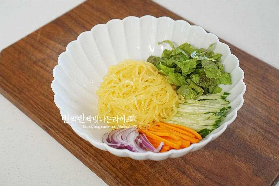 그릇에 채소를 먼저 담고 가운데 면을 올려줍니다. 색깔을 다양하게 담아주면 더 먹음직스러워 보인답니다. 면 위로 소스를 곁들인 뒤 참기름 약간 뿌려 완성해요. 빠지면 섭섭한 삶은 계란도 같이 올려주면 한그릇 푸짐하답니다. 단호박이 들어간 곤약면이라 색감이 더 먹음직스러운데요. 특유의 쫄깃한 식감이 매콤 새콤달콤 양념장과도 잘 어울리고 아삭하고 풍성한 비빔면을 만들어준답니다. 영상도 같이 담았어요. 곤약비빔면은 알고 있던 맛에 곤약면으로 보다 가볍고 산뜻한 맛을 느낄 수 있는 별미 메뉴인데요. 누구나 쉽고 간단하게 즐기는 레시피로 더운 날 먹기에 딱 좋답니다. 곤약면 요리로 비빔면 한 그릇 푸짐하게 눈과 입이 즐거운 요리 만들어요^^ 끄읕 !