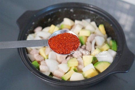 전체적으로 기름이 코딩되면 고추장 2 큰 술, 고춧가루 1 큰 술 다진 마늘 1/2 큰 술을 넣어줍니다. 재료에서 나온 기름과 수분이 양념과 어우러질 수 있도록 볶아줍니다. 타지 않도록 불을 조절해 주고 재료가 충분히 어울리게 해요. 고추장을 먼저 볶으면 텁텁하지 않고 깔끔하게 매콤한 깊은 맛을 낼 수 있습니다.