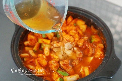 멸치 다시마 육수 250ml를 부어줍니다. 국요리와 달리 찌개는 국물이 자박자박하게 잠길 정도 넣어줍니다. 냄비 크기나 건더기 양에 따라 육수 양은 조절해 주세요. 국물이 끓어오르면 된장 1 작은 술, 국간장 1 큰 술 참치액 1 큰 술을 넣어줍니다. 된장으로 구수하게 잡내를 잡아주고 국간장과 액젓으로 감칠맛을 풍부하게 해줍니다. 된장이나 고추장 염도에 따라 짠맛은 입맛에 맞게 조절해주세요. 간을 하고 다시 끓어오르면 표고버섯을 넣은 뒤 재료가 익을 수 있도록 한소끔 끓여줍니다. 익으면서 맛이 더 깊어집니다. 감자가 익으면 대파와 고추를 넣고 마무리해요.