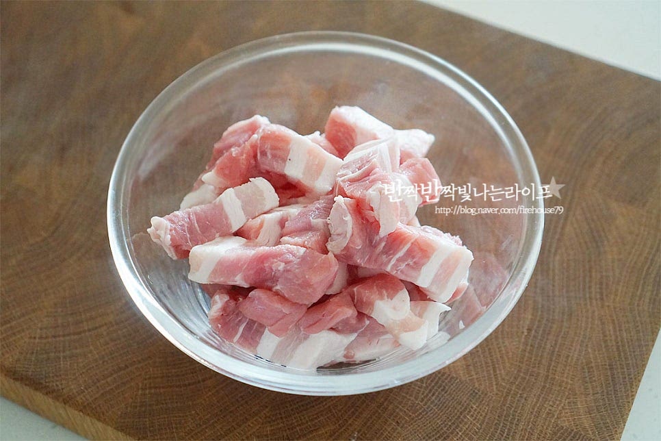 한입에 떠서 먹기 좋은 찌개용 고기입니다. 기름이 적고 쫄깃한 앞다리살이나 목살도 좋고 오늘 준비한 삼겹살도 좋습니다. 키친타월로 가볍게 핏물을 제거해 준비해요. 소금과 후추 약간, 맛술 1 큰 술 간 마늘 1 작은 술을 넣어줍니다. 간이 어우러지도록 버무려 줍니다. 다른 재료를 손질하는 동안 밑간해둡니다.