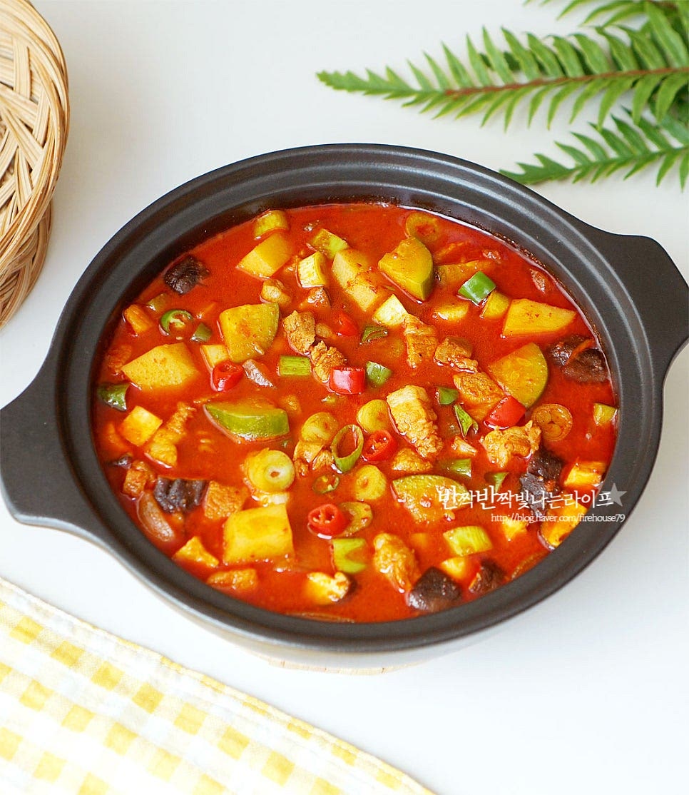 달큰하면서도 매콤 칼칼한 맛이 어우러진 푸짐한 고추장찌개 완성입니다. 영상도 같이 담았어요. 재료와 양념을 볶은 뒤 끓이면 감칠맛도 깊고 진하답니다. 여기에 보드라운 감자와 애호박, 쫄깃하고 고소한 돼지고기까지 함께 떠서 먹음 밥한그릇은 금세 비운답니다. 든든하고 푸짐한 레시피로 매콤 칼칼한 맛을 요리해드세요. 끄읕 !