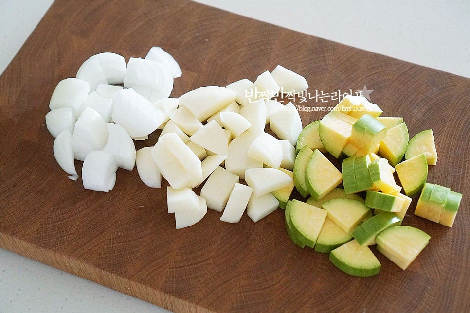 고추장찌개에 빠질 수 없는 재료가 감자와 애호박입니다. 포슬포슬 담백하고 부드러운 감자와 달큰한 애호박이 맛을 더해준답니다. 한입 크기로 깍둑썰기해줍니다. 감자는 익는데 시간이 더 걸려서 조금 더 두께를 얇게 잘랐습니다. 버섯은 밑동을 제거하고 감자와 크기를 맞추어 자르고 대파와 고추는 송송 썰어줍니다. 매운맛에 따라 양을 조절해주세요.