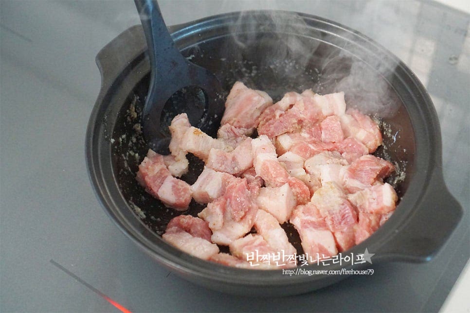 달군 냄비에 들기름 1 큰 술, 식용유 1/2 큰 술을 두르고 양념한 돼지고기를 먼저 볶아줍니다. 고기 부위에 따라 기름기가 적으면 기름양을 늘려주세요. 기름이 나올 정도로 충분히 볶아 고소한 풍미를 살려줍니다. 노릇하게 볶다가 감자와 애호박, 양파를 넣고 어우러지도록 가볍게 볶아줍니다.