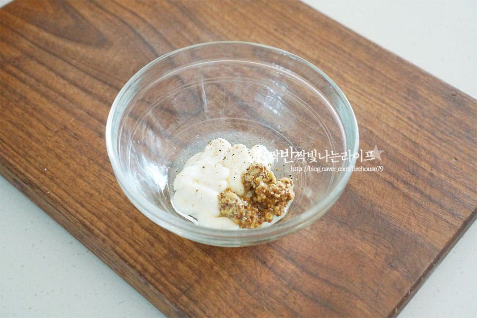 클럽샌드위치 소스를 만들어요. 기본적으로 활용하기 좋은 마요네즈 베이스 소스입니다. 볼에 마요네즈 2 큰 술 듬뿍, 홀그레인머스터드 1/2 큰 술 레몬즙 1 작은 술, 후추 약간 꿀 약간 넣어줍니다. 간에 따라 꿀과 레몬즙으로 새콤달콤함을 가감해 주세요. 재료가 잘 어우러지도록 섞어줍니다. 홀그레인 머스타드 대신 허니 머스터드도 좋아요.