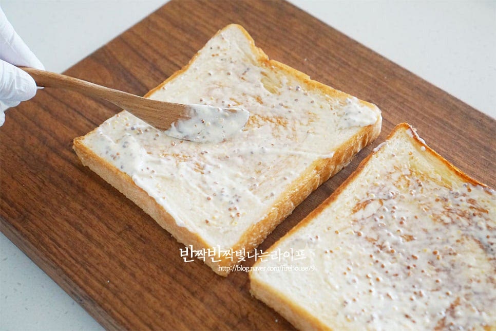 구운 식빵 위에 소스를 넓게 펴 발라줍니다. 세장을 켜켜이 겹쳐 만들기 때문에 먼저 한 장의 빵 위에 레터스 3~4장을 넉넉히 깔아준 뒤 토마토와 닭가슴살햄을 올려줍니다. 햄의 종류는 입맛에 따라 다채롭게 넣어주시고, 염도에 따라 너무 짜지 않게 겹쳐주세요. 다른 한 장 위로 레터스를 깔고 구운 베이컨과 계란을 올려주어요. 그리고 슬라이스치즈를 쌓아요. 두 장의 빵을 겹쳐 올린 뒤 마지막으로 소스를 바른 식빵을 덮어 3층으로 쌓아 모양을 잡아줍니다. 속을 가득 채워만드는 클럽샌드위치는 한입에 먹기 좋게 모양을 잡아주는 것이 중요한데요. 두 가지 방법을 알려드릴게요~ 먼저 나무 꼬치를 꽂아 고정한 뒤 기본 스타일인 대각선으로 잘라 세모난 샌드위치로 완성해요. 또 한 가지 방법은 랩으로 감싸 고정한 뒤 먹기 좋게 반으로 잘라주시면 속이 흘러내리지 않고 깔끔하게 드실 수 있어요. 랩을 감쌀 때는 힘을 주어 고정한 뒤 선물을 포장하듯이 감싸주시면 됩니다. 나무꼬치로 세모나게 자르면 브런치 메뉴로 색색의 재료가 보여 훨씬 더 먹음직스럽고, 랩을 씌워 만들면 소풍도시락 메뉴로 먹기 좋습니다. 영상도 같이 담았어요. 아삭아삭한 식감과 고소함, 담백함과 짭조름한 감칠맛 그리고 상큼함까지 여러 가지를 넣어 만든 만큼 어우러지는 식감과 맛이 풍성해요. 소스로 빵의 식감과 조화로움을 더해주면 근사하고 맛있게 맛볼 수 있답니다. 클럽 샌드위치 만들기 맛있게 요리해 드세요^^ 끄읕 !