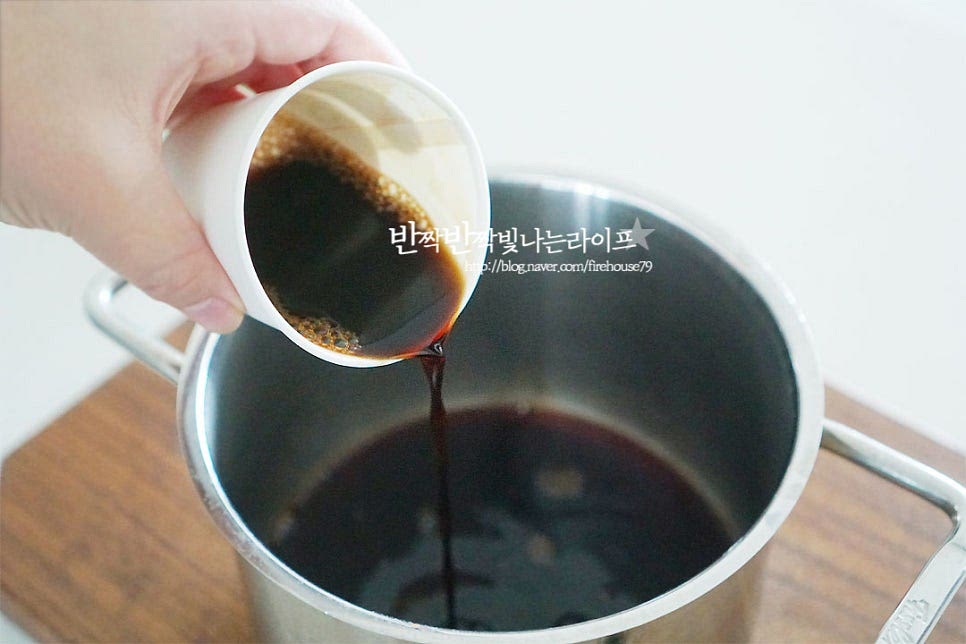 절임 국물을 만들어줍니다. 양파오이장아찌 만드는법 새콤하게 어우러지는 기본 비율만 알면 입맛에 맞게 단맛, 신맛, 짠맛을 조절하여 주시면 되어요. 간장 1 : 설탕 1 : 식초 1 : 물 2 비율로 넣어주시면 되는데요. 물 같은 경우 재료의 수분 정도에 따라 줄여주셔도 좋아요. 요즘은 절임류를 많이 짜게 먹지 않기 때문에 2컵 넣어주었어요. 설탕만 넣어도 좋고, 저와 같이 설탕과 매실액을 같이 넣어주셔도 좋아요. 식초와 소주를 제외한 재료를 모두 냄비에 담아줍니다. 끓어오르기 시작하면 식초 1컵, 소주 1/2컵을 넣어줍니다. 새콤한 맛은 기호에 따라 차이가 있어 양을 조금 줄이거나 더 넣어주셔도 좋아요. 보통 식초와 설탕량을 동일하게 넣어주면 새콤달콤한 맛이 잘 맞아요. 파르르 끓으면 바로 불을 꺼줍니다. 오래 끓이면 신맛이 다 날아가 버려요~ 1분 정도 식힌 뒤 뜨거운 상태로 바로 채소에 부어줍니다. 뜨거울 때 부어주어야 식감을 더 아삭하게 맛보실 수 있어요. 완전히 식으면 냉장고에 넣어 하루 정도 숙성해 주면 딱 먹기 좋게 맛이 들어요. 씹는 맛부터 맛깔나답니다. 영상도 같이 담았어요. 먹을 만큼 적당히 만들어서 먹음 더 맛이 좋은 게 간장절임인 것 같아요. 특유의 아삭아삭한 매력은 한식, 양식 모두 어울리는 맛이에요. 오이장아찌만들기 더운 날 보기만 해도 침이 고이는 맛 반찬으로 곁들이거나 파스타, 고기와 도 찰떡같이 어울린답니다. 맛있게 만들어 드세요^^ 끄읕 !