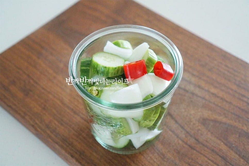 밀폐 그릇이나 유리병에 재료가 골고루 어우러지도록 담아줍니다.