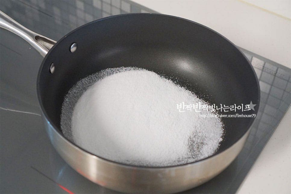 반은 덜어내고 40g 정도는 카라멜 팝콘 만들기 해줄 것이에요. 먼저 팬에 설탕을 넓게 펼쳐줍니다. 그대로 젓지 않고 녹여줍니다. 타지 않게 중약 불로 녹여주었어요. 설탕이 녹아들기 시작하면 금방 녹아요~ 녹으면 버터 10g을 넣고 섞어줍니다. 타지 않게 약불로 잘 조절해 주세요. 버터와 섞어 주다 보면 약간 갈색빛이 돌아요. 불 조절을 아주 약하게 해주어야 타지 않게 만들 수 있어요. 베이킹소다 1/4 작은 술을 넣어줍니다. 고르게 섞어줍니다. 달고나 만드는 것과 비슷하다고 생각하심 되어요. 가장 약한 불 그 상태로 만들어둔 팝콘을 넣고 버무려줍니다. 타지 않게 빠르게 섞어줍니다. 종이호일 위에 넓게 펼쳐 한 김 식혀줍니다. 완전히 식힌 뒤 붙어있는 건 먹기 좋게 분리해 주어요. 만져보면 코팅이 되어 바삭바삭한 소리가 난답니다. 두 가지를 같이 만들어 먹음 배로 맛있어요. 다음에는 아이와 초코 버전도 만들어 보기로 했는데 먹을 만큼 직접 만들어 먹으니 더 고소하고 맛있는 것 같아요. 톡톡 터지면 생각보다 양이 많답니다. 영상도 같이 담았어요. 하나둘 먹다 보면 나중에 빈 그릇만 덩그러니 남는 중독성 있는 간식이죠. 먹다 보면 자꾸만 손이 가요~ 집에서 손쉽게 만드는 팝콘 맛있게 만들어 드세요^^ 끄읕 !