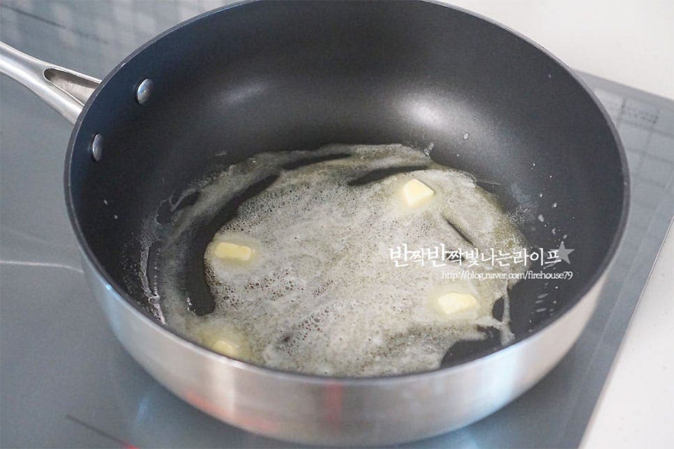 달군 팬에 버터 20g을 녹여줍니다. 신랑이 버터의 고소함을 좋아해서 버터로 만들었는데 기호에 따라 식용유를 2 큰 술 넣으셔도 됩니다. 버터가 완전히 녹고 팬이 달구어지면 옥수수 알갱이를 넣어줍니다. 소금 약간을 뿌리고 가볍게 볶아줍니다. 소금으로 약간 밑간하여주고 부족한 간은 바로 만들어 뜨거울 때 조금 더 뿌려주면 저어주면 됩니다. 알알이 지글지글 볶아지면 뚜껑을 덮어줍니다. 뚜껑을 덮고 중불로 두면 하나둘씩 톡톡 터지기 시작해요. 뚜껑을 덮지 않으면 사방팔방으로 튀니 주의해 주세요. 그대로 두면 한쪽만 타기 쉬우므로 뚜껑을 덮은 채로 팬을 들고 살살 흔들어주어 균일하게 열이 전달되도록 해줍니다. 톡톡 터지기 시작하다가 거의 다 터지면 소리가 잦아드는데요. 그럼 뚜껑을 열어보면 꽃이 활짝 피어있어요~