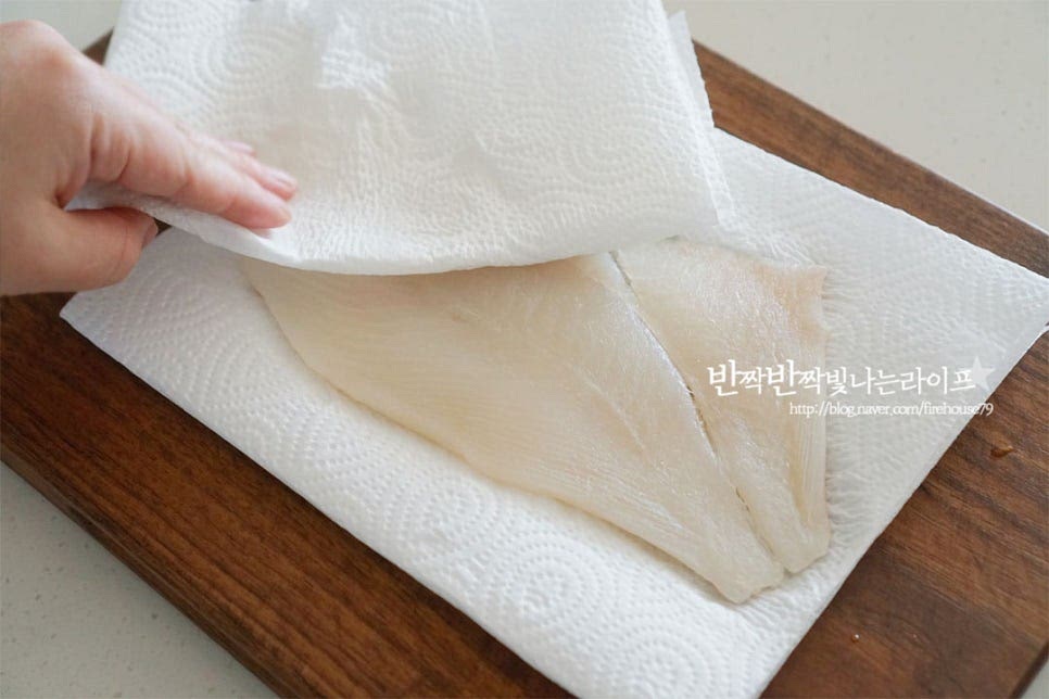 담백하고 부드러운 흰살생선인 달고기는 살만 발라낸 필렛을 준비했어요. 그 외 광어살, 대구살, 민어살 등 기호에 따라 준비해 주세요. 보통 튀길 때 옷이 분리되는 건 재료의 수분 때문인데요. 키친타월로 수분을 꼼꼼하게 제거해 줍니다. 간단하게 생강술(청주)를 아주 얇게 발라준 뒤 소금, 후추로 밑간해줍니다. 생선까스 소스와 같이 먹을 것이라 밑간은 약간만 해줍니다.