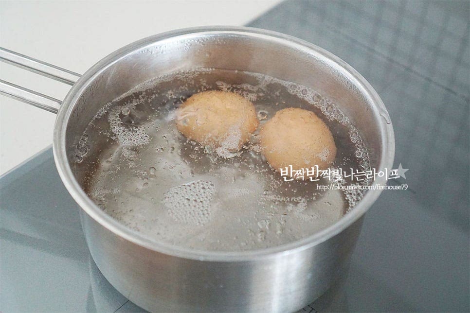 생선까스 소스로 타르타르를 준비했어요. 마요네즈에 달걀, 채소를 넣어 만드는 소스인데 특히 해산물 종류와 정말 잘 어울립니다. 삶은 계란이 들어가면 훨씬 더 고소하고 크리미하답니다. 먼저 냄비에 물과 식초, 소금을 넣고 완숙으로 삶아줍니다. 아이가 계란을 넉넉히 넣을 걸 좋아해서 2개 삶아주었는데 1개 넣으셔도 됩니다. 삶은 달걀은 껍질을 벗긴 뒤 매셔도 으깨어 줍니다. 칼로 잘게 다져주셔도 좋습니다. 산뜻하고 아삭한 식감을 더해주는 다진 양파 1 큰 술, 다진 피클 1 큰 술 마요네즈 3 큰 술, 플레인 요거트 1 큰 술 레몬즙 2/3 큰 술, 꿀 1 작은 술 소금과 후추 약간 넣어줍니다. 마요네즈만 넣으면 칼로리가 부담되어 플레인요거트를 같이 넣어주었는데요. 가당, 무가당에 따라 꿀은 가감해 주세요. 요거트는 생략 가능하지만 양파와 피클은 꼭 들어가야 맛이 좋습니다. 재료가 잘 어우러지도록 섞어줍니다. 튀긴 생선과 함께 플레이팅 해줍니다. 바삭바삭 고소한 식감과 속의 생선살의 부드럽고 감칠맛이 잘 어우러집니다. 영상도 같이 담았어요. 먹기 좋게 썰어보면 튀김옷도 잘 튀겨지고, 속까지 촉촉하게 잘 익었어요. 특히 소스랑 같이 먹음 느끼하지 않고 생선살 특유의 맛에 풍미를 더해주어 맛나요. 생선까스 만들기 맛있는 소스와 곁들여보세요^^ 끄읕 !