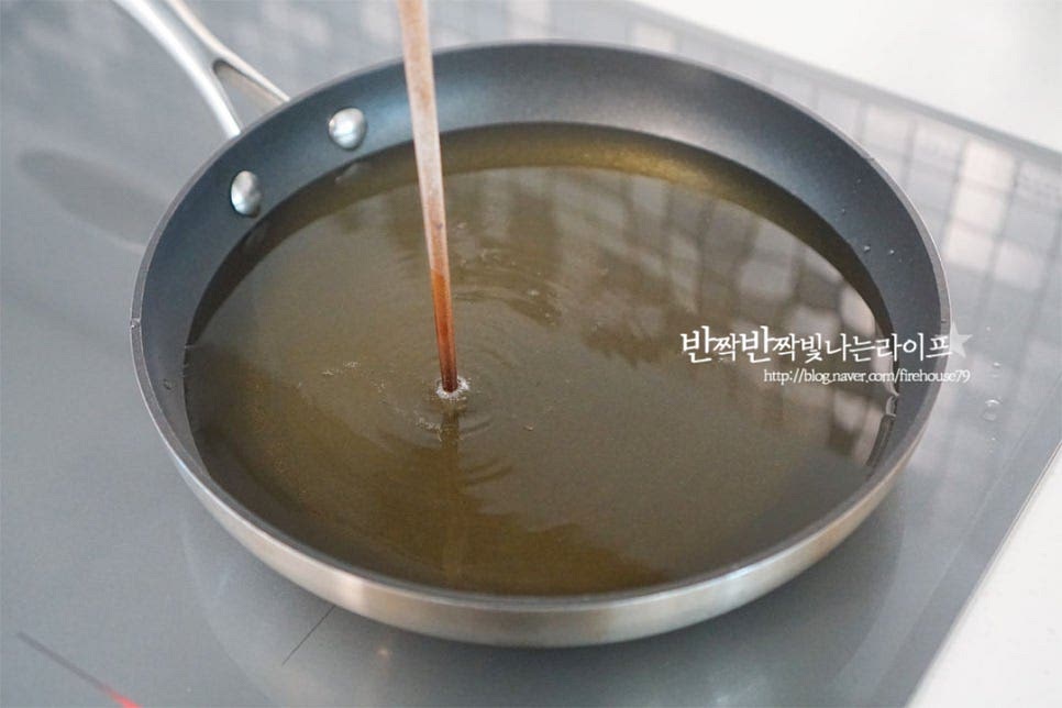 기름을 적게 사용하여 튀기기 위해서 프라이팬에 재료가 자작할 정도로 식용유를 부어줍니다. 중간 센 불로 달구어 준 뒤 젓가락에 빵가루를 묻혀 넣어보았을 때 지글지글 튀겨질 정도의 온도면 됩니다. 밀계빵 튀김옷을 입은 달고기를 넣고 노릇하게 튀겨줍니다. 앞뒤로 뒤집어 전체적으로 노릇하게 튀겨주어요. 속이 완전히 익고 색이 고운 갈색빛이 돌면 잘 튀겨진 것이에요. 공기가 통할 수 있도록 튀김망에 올려 기름을 빼줍니다. 그래야 내내 바삭바삭합니다.