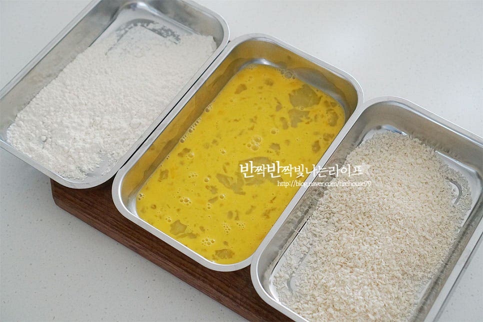 튀김의 공식 세 가지 재료인 밀가루-계란-빵가루를 준비해 줍니다. 계란은 부드럽게 풀어주어 덩어리지지 않도록 해주었습니다. 밑간 한 생선살에 밀가루를 입혀줍니다. 전체적으로 고르게 입혀주면서 너무 두껍지 않도록 살살 털어내어 줍니다. 계란옷을 입혀주고요~ 마지막으로 빵가루를 입혀줍니다. 빵가루까지 꼼꼼하게 입혀주시면 이제 튀기기만 하면 된답니다.