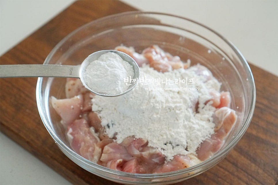 염지해두었던 닭은 튀김옷을 입혀주어요. 튀김가루 5 큰 술, 전분가루 5 큰 술 반반 섞어 넣어주었어요. 전분가루가 들어가면 식감이 훨씬 더 바삭해요. 요즘은 튀김가루에 전분가루가 섞인 것도 있어 종류에 따라 넣어주시면 됩니다. 가루 재료가 어우러지도록 버무려 준비해둡니다.