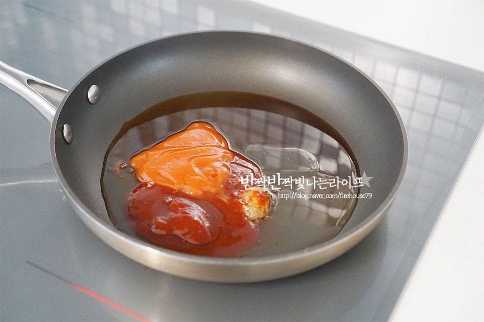 닭강정 소스 만들기 비율만 알면 단맛을 조절해 주면 되어 만들기 어렵지 않아요. 팬에 고추장 2 큰 술, 케첩 2 큰 술 맛간장 2 큰 술, 맛술 2 큰 술 물엿 2 큰 술, 꿀 1½ 큰 술 다진 마늘 1 작은 술, 고추기름 1 큰 술 넣어줍니다. 고추기름 대신 식용유 넣어주셔도 좋아요. 고추기름이 들어가면 매콤한 풍미가 더해져 잘 어울린답니다. 가볍게 저어가며 바글바글 끓여줍니다. 바글바글 타이밍에 튀긴 닭을 넣고 버무려줍니다. 가볍게 버무려주다가 불을 끄고 한 번 더 버무려줍니다. 기호에 따라 땅콩가루 뿌려서 같이 버무려 먹음 고소하게 씹히는 맛이 잘 어울려요. 땅콩이 아니더라도 아몬드와 같은 견과를 같이 곁들여 주시면 별미에요. 영상도 같이 담았어요. 뜨거울 때 먹는 그 맛이 제맛이죠. 양념치킨 소스에 버무려 만든 닭은 파는 것 못지않게 맛깔나답니다. 이 양념 소스 하나만 알아두면 두부나 만두 등에 활용해도 좋고요. 실패 없는 닭강정 만들기 집에서 더 맛있게 만들어 드세요^^ 끄읕 !