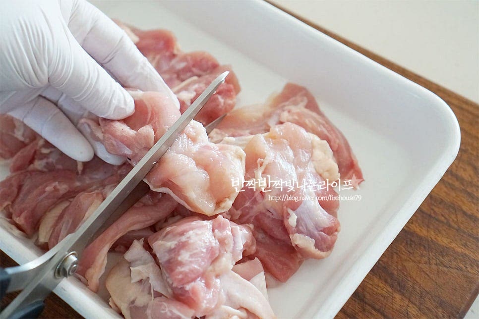 닭고기 요리는 다양하겠지만 그중에서도 다리 순살만 발려진 부위를 준비했어요. 뼈가 없어서 먹기도 좋고 속까지 육즙을 살려 튀기기도 좋아요. 넓적한 크기라 한입에 먹기 좋게 가위로 잘라줍니다. 우유 1/2컵을 부어 10분 정도 재워줍니다. 우유에 재워주면 누린내도 잡고 식감이 더 부드러워져요. 10분 정도 담갔다 찬물에 헹구어 물기를 제거해 줍니다. 우유에 재웠던 닭은 키친타월로 물기를 제거한 뒤 볼에 담아 밑간해주는데요. 달걀 흰자 1개, 맛술 1 큰 술 생강가루 1/3 작은 술과 소금과 후추를 넣어주면 됩니다. 저는 갈릭 솔트를 넣어주었어요. 갈릭 솔트 같은 양념으로 간을 해주면 염지가 더 맛있게 스며들어요. 간이 잘 스며들도록 조물조물 버무려 재워줍니다. 대략 15분 정도 재워두었어요.