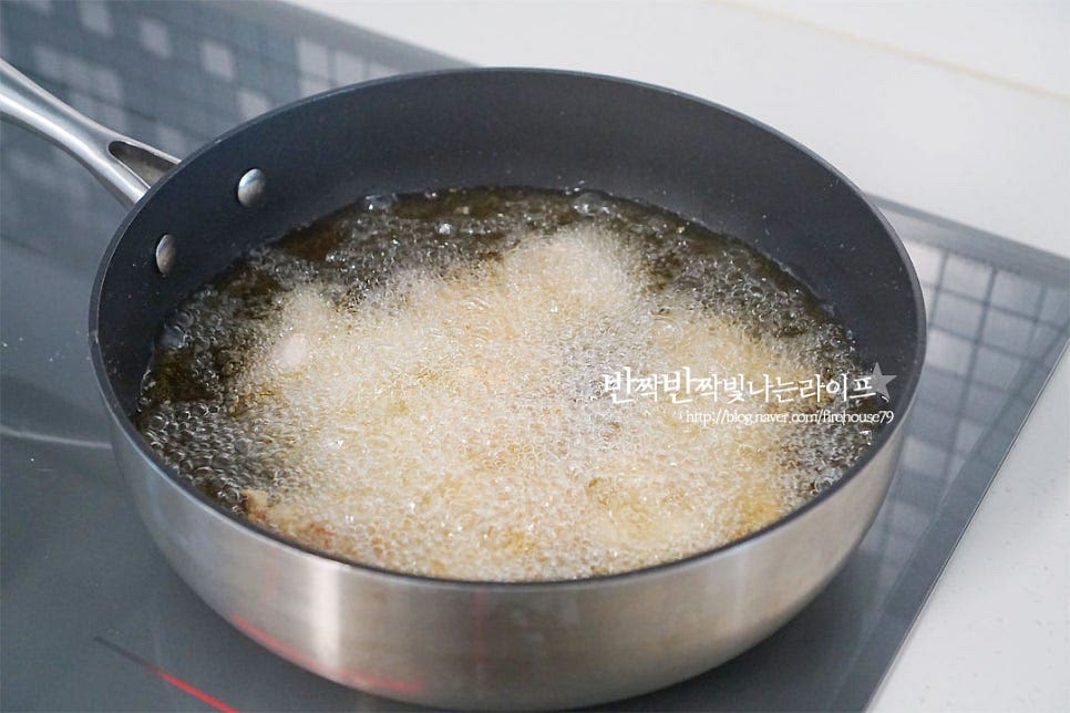 팬에 식용유를 넉넉히 두르고 170도 정도로 달구어 줍니다. 반죽을 떨어뜨려 보았을 때 파르르 떠오르면 그 정도의 온도에요. 서로 붙지 않도록 하나씩 넣어 튀겨요. 한번 튀겨낸 닭은 기름을 정돈한 뒤 다시 한번 더 튀겨주었어요. 두 번 튀기면 식감이 바사삭바사삭해요. 갓 튀겨낸 치킨 한 조각 집어먹음 겉은 바삭 속은 육즙 팡팡 그대로도 고소하게 맛나요~