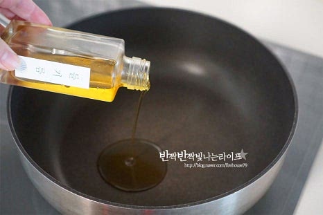 깊이가 있는 팬에 들기름 1½ 큰 술을 두르고 간 마늘 1 작은 술, 다진 대파를 볶아 향을 내어줍니다. 마늘이 타지 않게 불을 조절하여 볶다가 향긋한 기름이 만들어지면 썰어둔 노각, 새우를 넣고 함께 볶아줍니다. 전체적으로 기름이 골고루 코딩되고 새우살이 2/3 정도 익을 수 있도록 중불에서 볶아줍니다. 새우살이 색이 변하면 참치액 1 큰 술을 테두리로 뿌려 볶아줍니다. 액젓을 넣고 감칠맛을 더해주었습니다. 국간장을 대신 넣어도 좋으나 색이 조금 검게 될 수 있으니 양을 조절하여 넣어주세요. 양념이 섞일 수 있도록 1~2분 볶아줍니다. 뚜껑을 덮고 3분 정도 익혀줍니다. 늙은 오이가 수분이 많아서 뚜껑을 덮고 익히면서 국물이 자박하게 나와요. 물이나 육수를 넣을 필요 없이 재료 본연의 수분으로 익혀요. 뚜껑을 열어보니 촉촉하게 수분이 자작해요. 새우 살이 탱글하고 노각이 부드럽게 살캉하면 고추를 넣고 마무리합니다. 부족한 간은 소금으로 더해주고 약간의 쓴맛이 난다면 설탕을 한꼬집 넣어주세요.